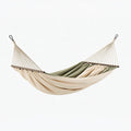 Hamac 300 x 100 cm en textile crème et vert olive avec barres en bois pour jardin